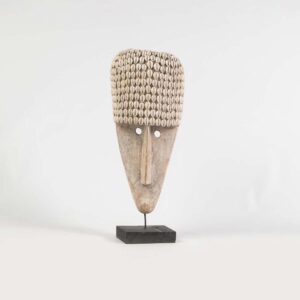 Escultura Tribal Koro | Pedra e Conchas Naturais