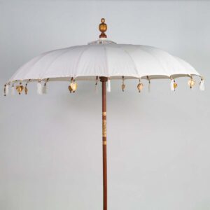 Ombrelone Balinês e Tecido Branco com Pingentes Decorativos