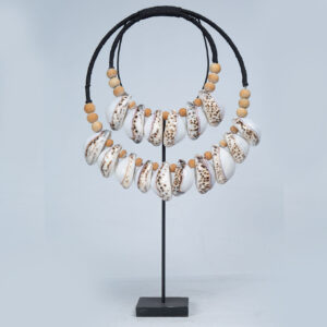 Colar Decorativo Tribal Padang com Conchas Naturais e Corda Preta