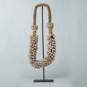 Colar Tribal Decorativo com Conchas Cônicas