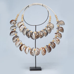 Colar Decorativo Tribal Padang com Conchas Naturais e Corda Crua