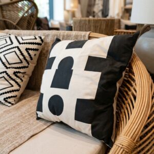 Almofada Geométrica Boho Chic - Preto e Off-White 55 x 55