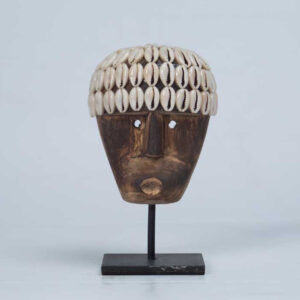Escultura Cabeça Tribal em Madeira com Conchas A14 cm X L6 cm Base: 8 x 8 cm